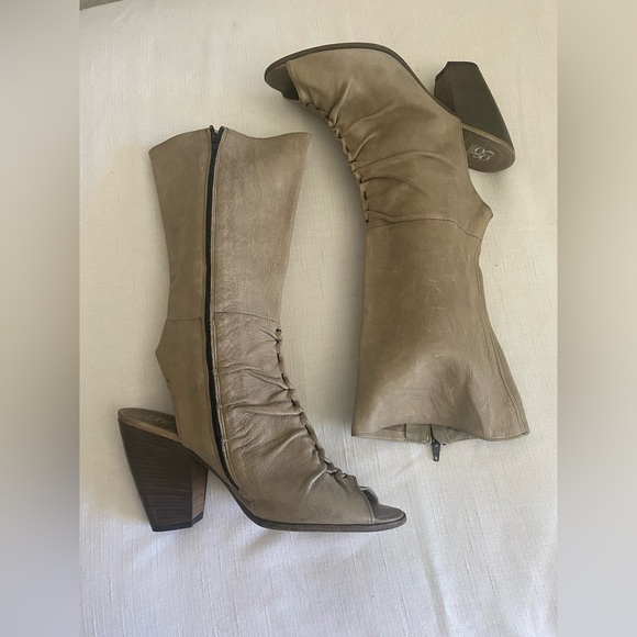 Barneys New York CO-OP Shoes - Barneys New York co op beige soft leather boots